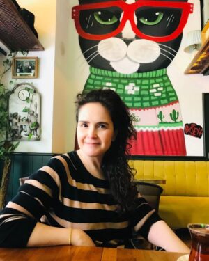 Güzin Alkan Instagram - #sanat #cihangir #çay #kedi #mutluluk @gulsumalkanofficial 😍