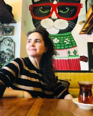 Güzin Alkan Instagram - #sanat #cihangir #çay #kedi #mutluluk @gulsumalkanofficial 😍
