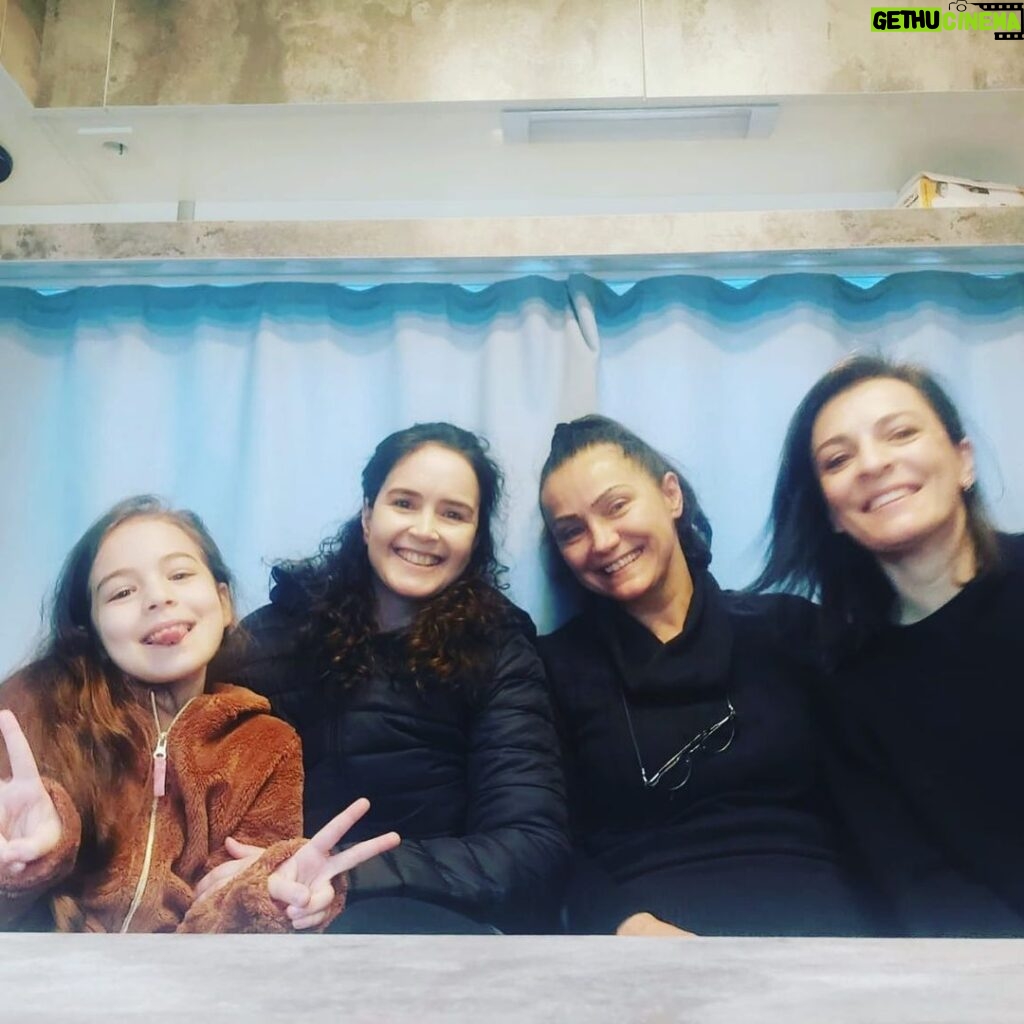 Güzin Alkan Instagram - #canlar #set #anneler #oyuncukoçu #çekim #test #yapıldı #sağlık #çalışma #karavan #mutluluk #sevgi ❤️❤️❤️❤️🎉🎉🎉🎉 Istanbul Province