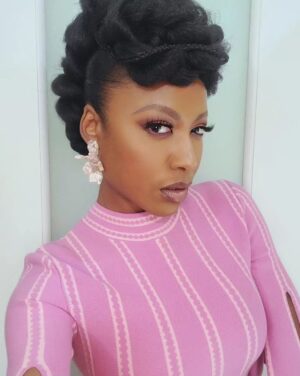 Gabrielle Dennis Instagram - I think I look a lot like that girl Cass from #TheBigDoorPrize 🤪

SEASON FINALE is out now @appletv 🦋

#AppleTVplus #AppleTV #SeasonFinale
#TheBigDoorPrize #Season1 #StreamingNow
