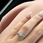 Gabrielle Marion Instagram – De retour de vacances et voici ce qui m’attendait à l’aéroport 🥹💍 Pour la première fois de ma vie, je suis dans une relation où je me vois complètement épanouie, saine d’esprit et en pleine confiance. Déjà bientôt 2 années, deux années à me lever chaque matin auprès de cet homme. Et bien honnêtement, je passerais les 50 prochaines années à ses côté sans même hésiter. C’est pourquoi je lui ai dit le grand OUIIII! Incroyable de se dire que l’homme que j’aime plus que tout au monde m’a offert des vacances de rêve et qu’en plus, une proposition m’attendait avec la bague de mes rêves à mon retour 🤍😩
GUYS IM GONNA GET MARRIED, il a même demandé la permission à mon père et ma mère!! 🤯👰🏻♀️❤️