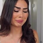 Gabrielle Marion Instagram - J’ai du passer des heures, des jours, des nuits, des mois et des années inondés de tristesse. À espérer et me faire croire qu’il était le bon. Mais, j’ai pu réaliser que tout ce temps passé à pleurer m’a mené à lui. ❤️ N’oublis jamais que ton pire breakup ouvrira la porte à ton meilleur ami. Ton âme soeur. Celui qui, véritablement, te rendra une personne meilleure chaque jours passé à ses côté. Celui qui te fera voir l’amour comme jamais auparavant. Tu croyais que tu avais trouvé l’homme de ta vie mais je te rassure, essuie tes larmes, car le bon arrivera🤍