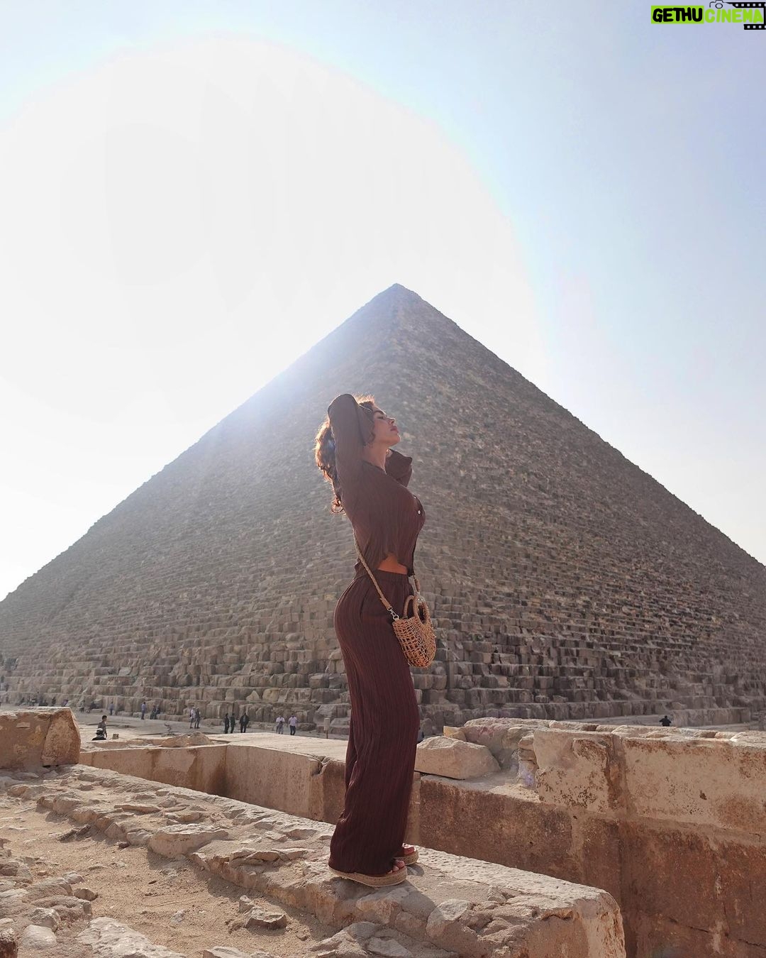 Gabrielle Marion Instagram - Si tu es claustrophobe, je te conseille de regarder mais pas entrer 𓂀 #egypt #gizeh #pyramid Pyramid,Giza,Egypt