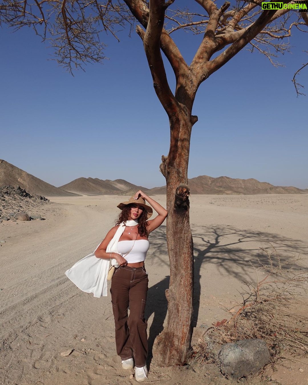 Gabrielle Marion Instagram - Il faisait chaud. En revenant, on a mis nos maillots 🥵🐫 #egypt #desert Desert, Red Sea, Egypt