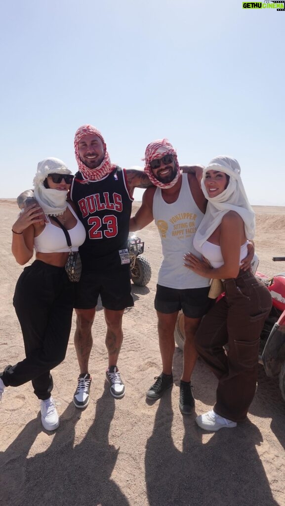 Gabrielle Marion Instagram - Egypt part II : Aller se balader dans le desert et visiter un village bédouin n’a jamais été aussi ressourcant. 🐫🏜️ #desert #egypt Desert Safari Hurghada