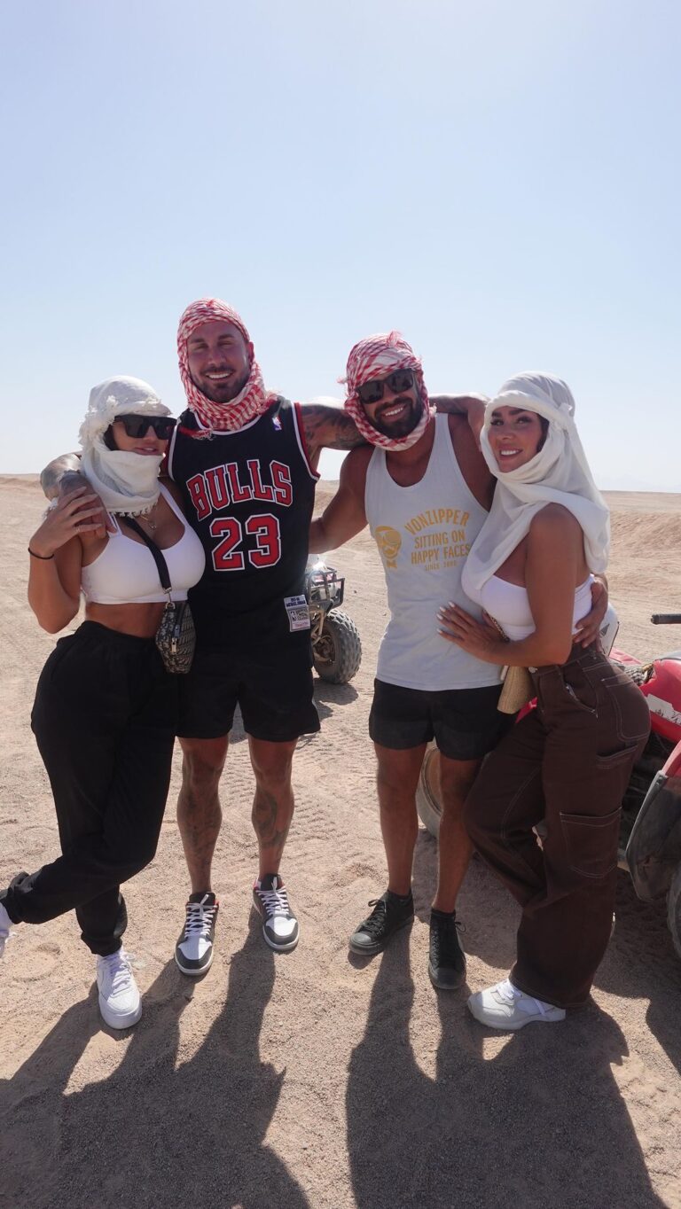 Gabrielle Marion Instagram - Egypt part II : Aller se balader dans le desert et visiter un village bédouin n’a jamais été aussi ressourcant. 🐫🏜️ #desert #egypt Desert Safari Hurghada