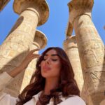 Gabrielle Marion Instagram - Recap de ma première journée de touriste🤠; Première immersion en Égypte antique. Visiter les trésors de Luxor, prendre connaissance des légendes, se laisser envoûter par l’architecture des temples tout en admirant les vestiges de ceux-ci. 🇪🇬⚱️🛕 #egypt #luxor Luxor City, Egypt
