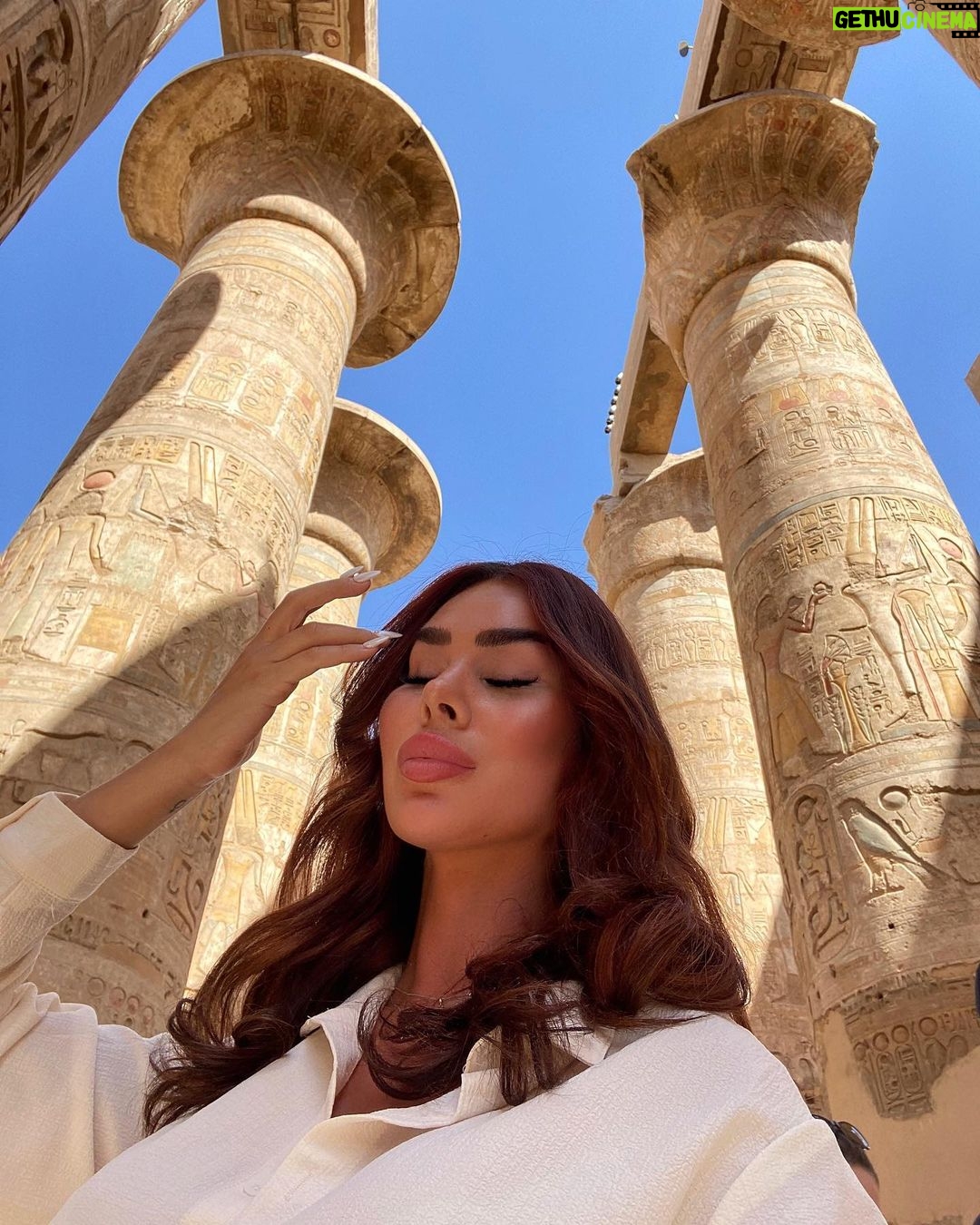 Gabrielle Marion Instagram - Recap de ma première journée de touriste🤠; Première immersion en Égypte antique. Visiter les trésors de Luxor, prendre connaissance des légendes, se laisser envoûter par l’architecture des temples tout en admirant les vestiges de ceux-ci. 🇪🇬⚱️🛕 #egypt #luxor Luxor City, Egypt
