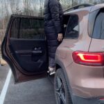 Gabrielle Marion Instagram - FRIENDLY REMINDER ❄️🥰 Pour mes copains du Québec, METTEZ DONC VAUT PNEUS D’HIVER QU’ON ARRÊTE D’AVOIR DU TRAFFIC PARCE QU’AU MOINDRE 1 MM DE NEIGE LES GENS PRENNENT DE CHAMPS ET LES AUTRES RALENTISSENT POUR REGARDER 🫠🥲😂 #quebec #hiver