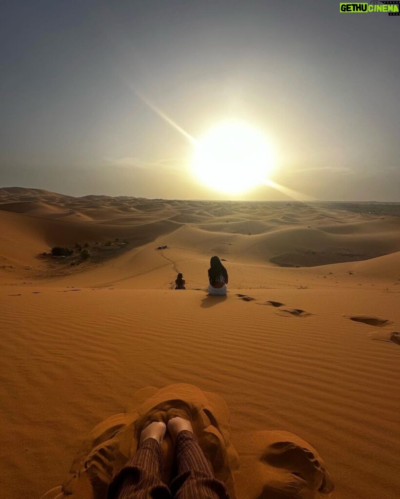 Gabrielle Marion Instagram - La dernière photo est ma pref 🥰 @sunrisepalacemerzouga Sahara Desert, Morocco