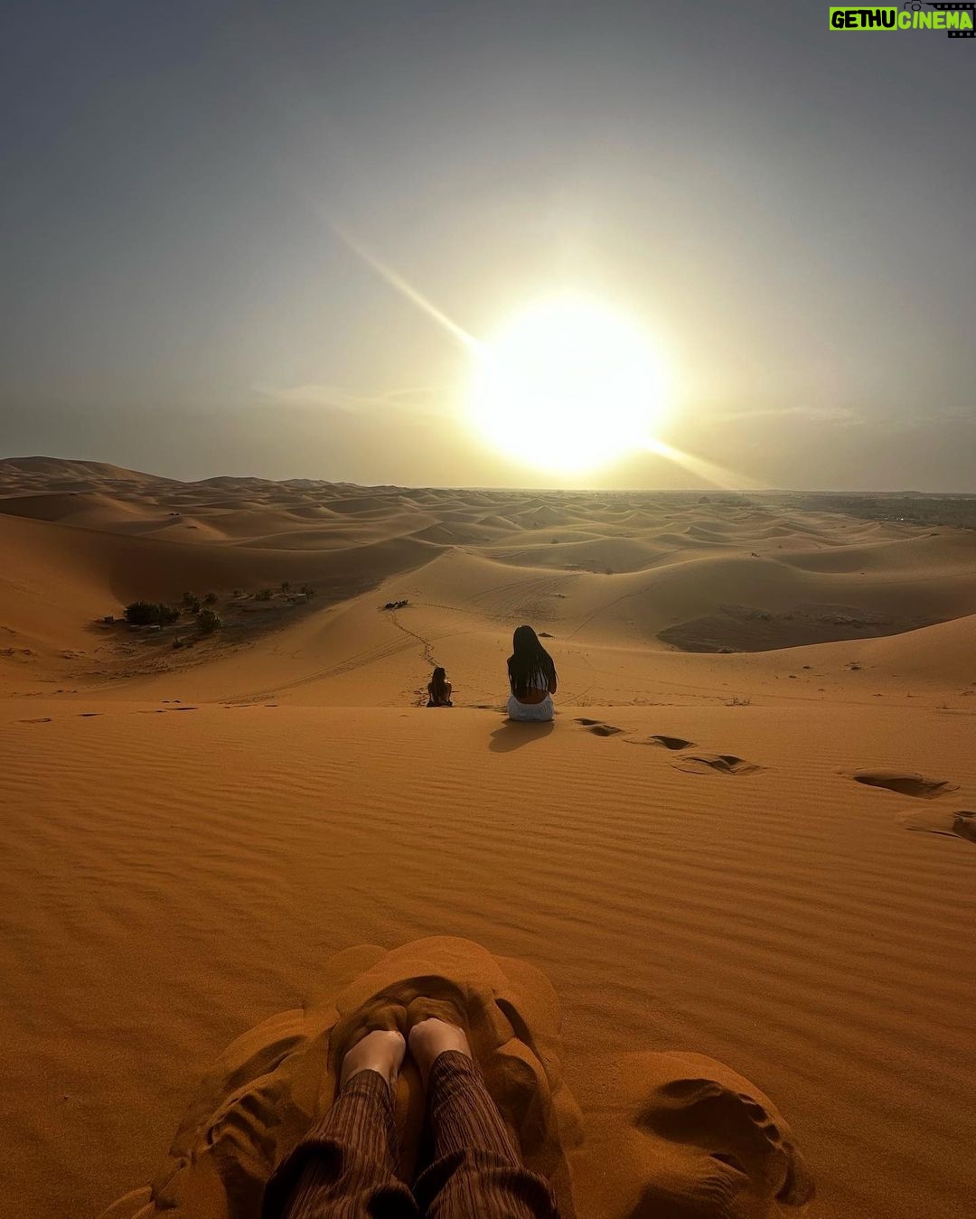 Gabrielle Marion Instagram - La dernière photo est ma pref 🥰 @sunrisepalacemerzouga Sahara Desert, Morocco