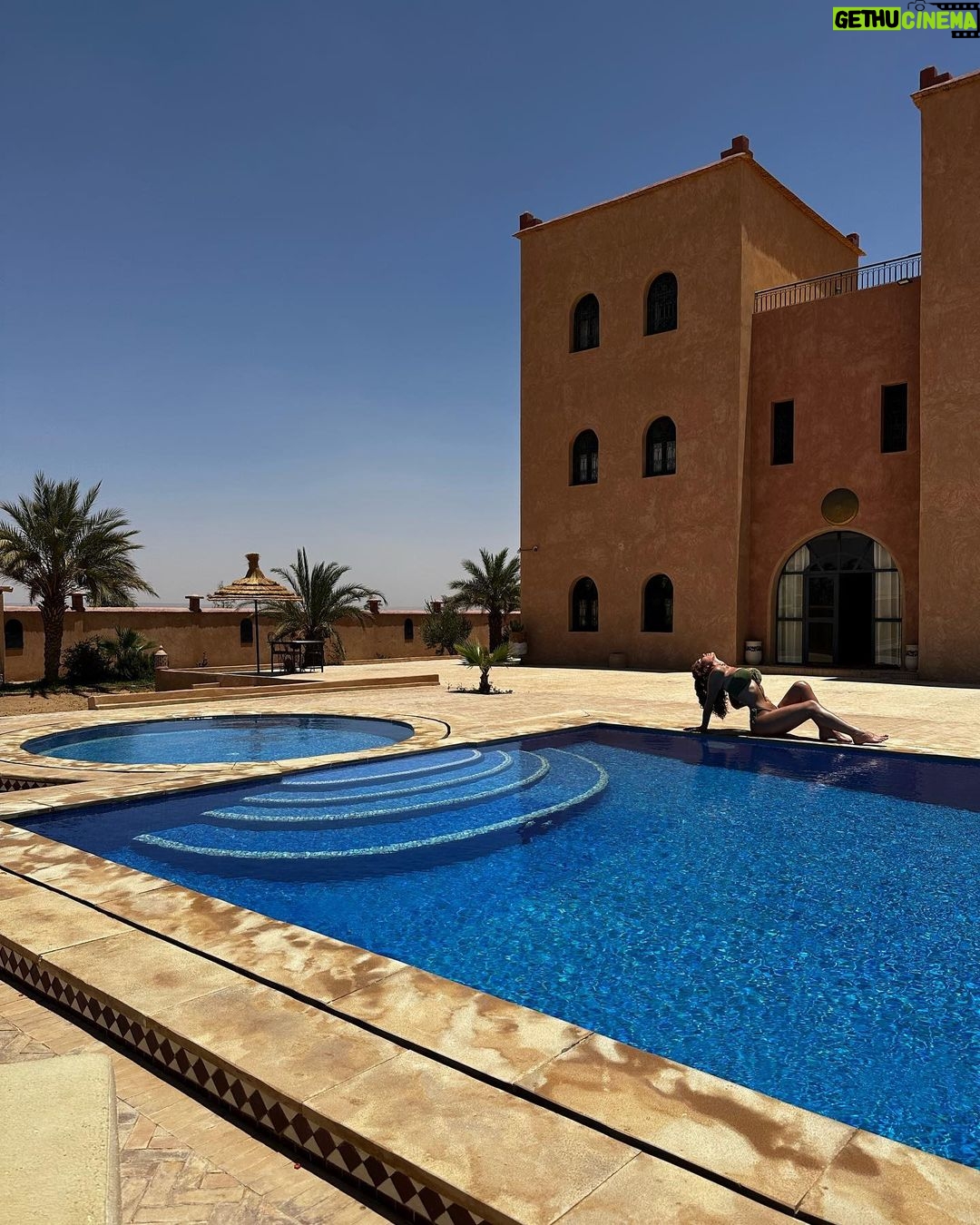Gabrielle Marion Instagram - La dernière photo est ma pref 🥰 @sunrisepalacemerzouga Sahara Desert, Morocco