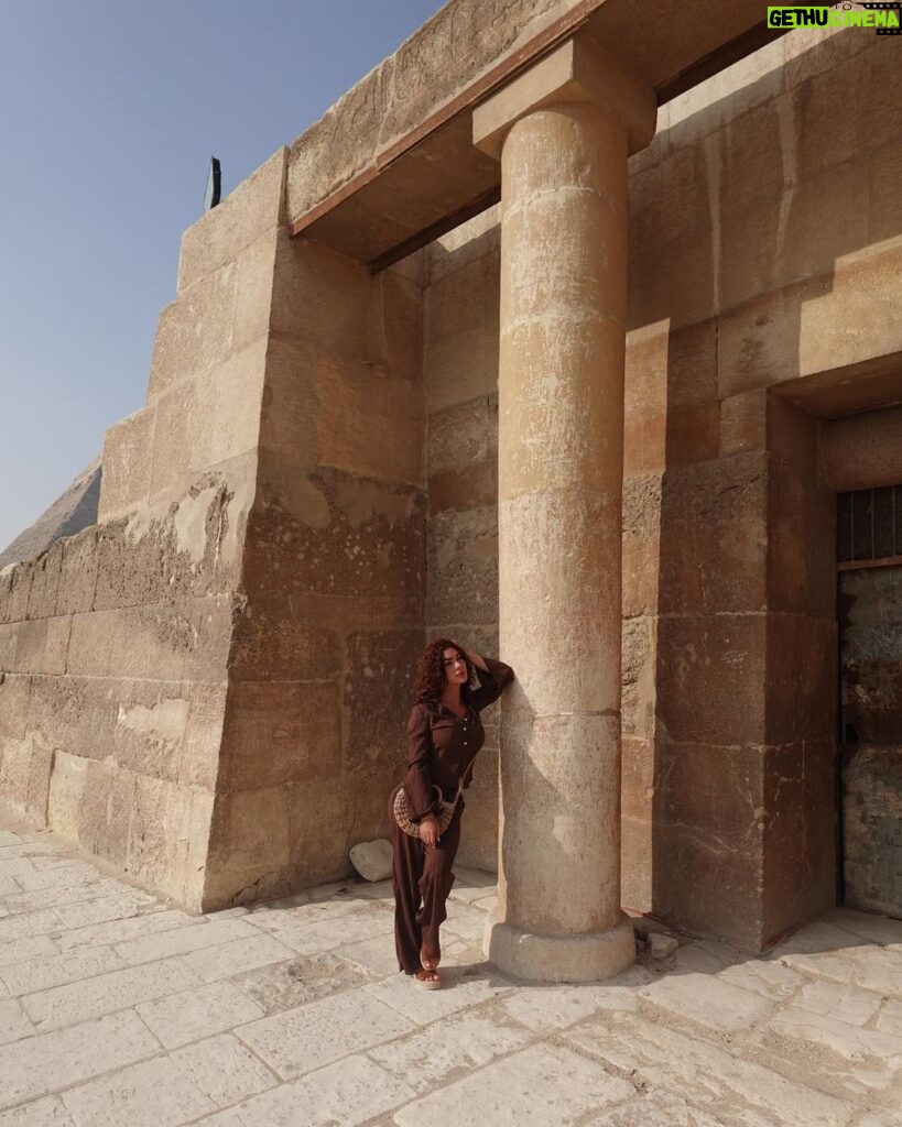 Gabrielle Marion Instagram - Si tu es claustrophobe, je te conseille de regarder mais pas entrer 𓂀 #egypt #gizeh #pyramid Pyramid,Giza,Egypt