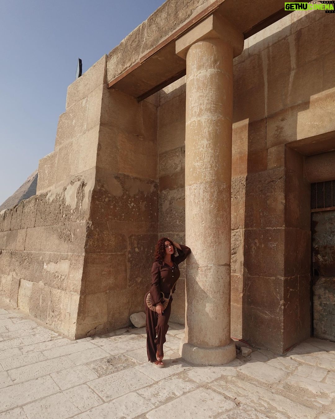 Gabrielle Marion Instagram - Si tu es claustrophobe, je te conseille de regarder mais pas entrer ð“‚€ #egypt #gizeh #pyramid Pyramid,Giza,Egypt