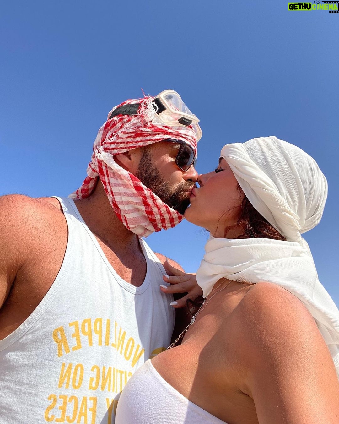 Gabrielle Marion Instagram - Il faisait chaud. En revenant, on a mis nos maillots 🥵🐫 #egypt #desert Desert, Red Sea, Egypt