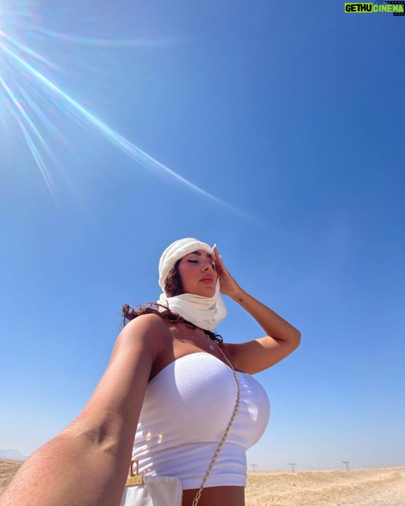 Gabrielle Marion Instagram - Il faisait chaud. En revenant, on a mis nos maillots 🥵🐫 #egypt #desert Desert, Red Sea, Egypt