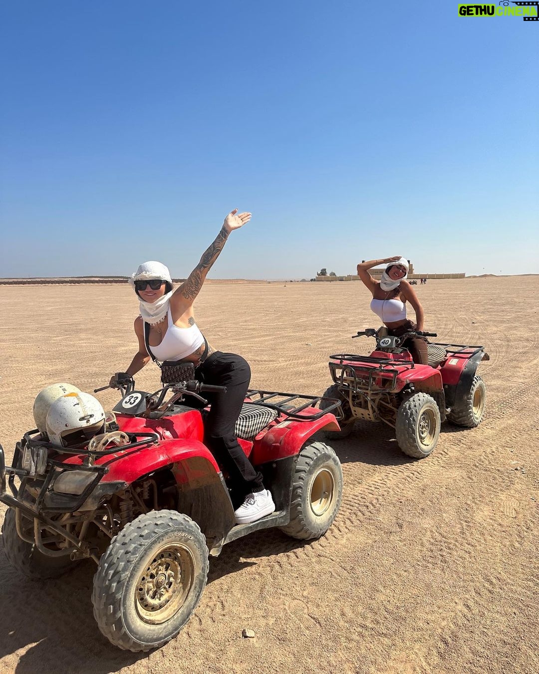 Gabrielle Marion Instagram - Il faisait chaud. En revenant, on a mis nos maillots 🥵🐫 #egypt #desert Desert, Red Sea, Egypt