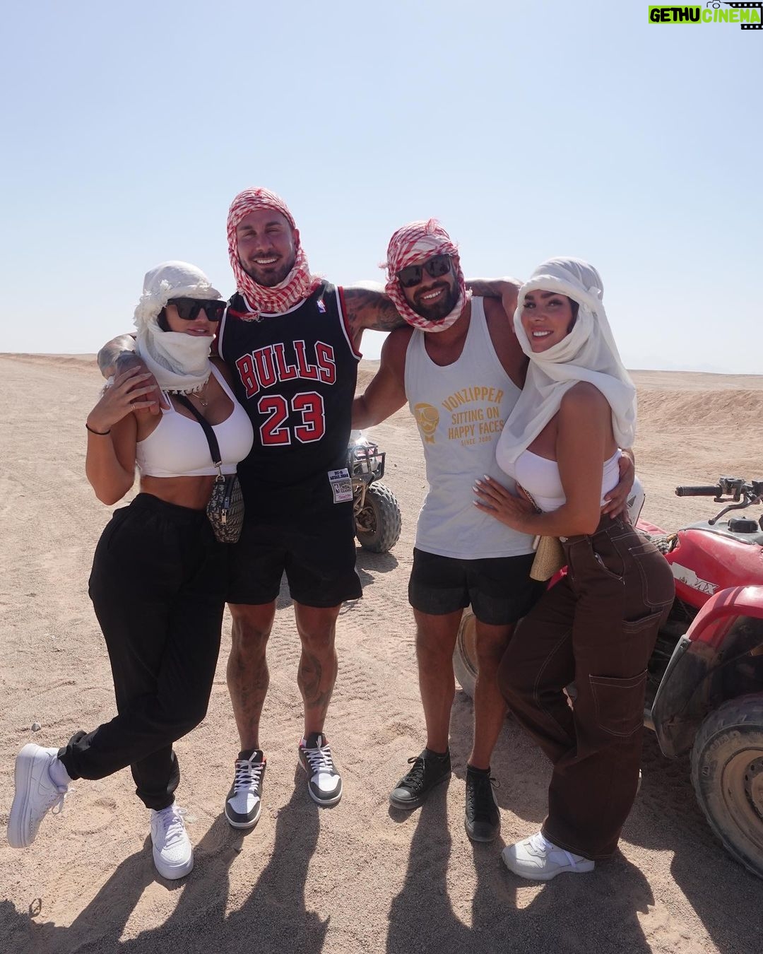 Gabrielle Marion Instagram - Il faisait chaud. En revenant, on a mis nos maillots 🥵🐫 #egypt #desert Desert, Red Sea, Egypt
