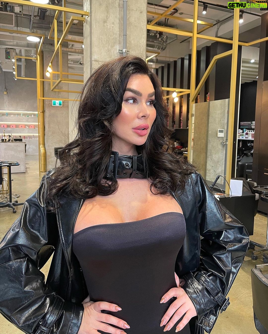 Gabrielle Marion Instagram - De type Alter Ego 👩🏻🦇 Ps: ouiii c’était la dernière de mon brunette showcase 🙄🫢 @ericchairstylist @bluntmtl #hairtransformation Montreal, Quebec