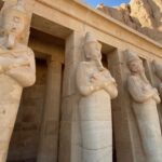 Gabrielle Marion Instagram - Recap de ma première journée de touriste🤠; Première immersion en Égypte antique. Visiter les trésors de Luxor, prendre connaissance des légendes, se laisser envoûter par l’architecture des temples tout en admirant les vestiges de ceux-ci. 🇪🇬⚱️🛕 #egypt #luxor Luxor City, Egypt