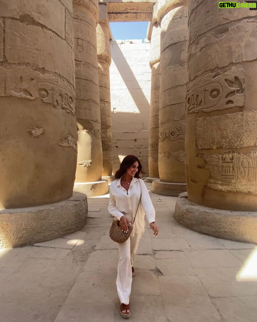 Gabrielle Marion Instagram - Recap de ma première journée de touriste🤠; Première immersion en Égypte antique. Visiter les trésors de Luxor, prendre connaissance des légendes, se laisser envoûter par l’architecture des temples tout en admirant les vestiges de ceux-ci. 🇪🇬⚱️🛕 #egypt #luxor Luxor City, Egypt