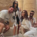 Gabrielle Marion Instagram - Recap de ma première journée de touriste🤠; Première immersion en Égypte antique. Visiter les trésors de Luxor, prendre connaissance des légendes, se laisser envoûter par l’architecture des temples tout en admirant les vestiges de ceux-ci. 🇪🇬⚱️🛕 #egypt #luxor Luxor City, Egypt