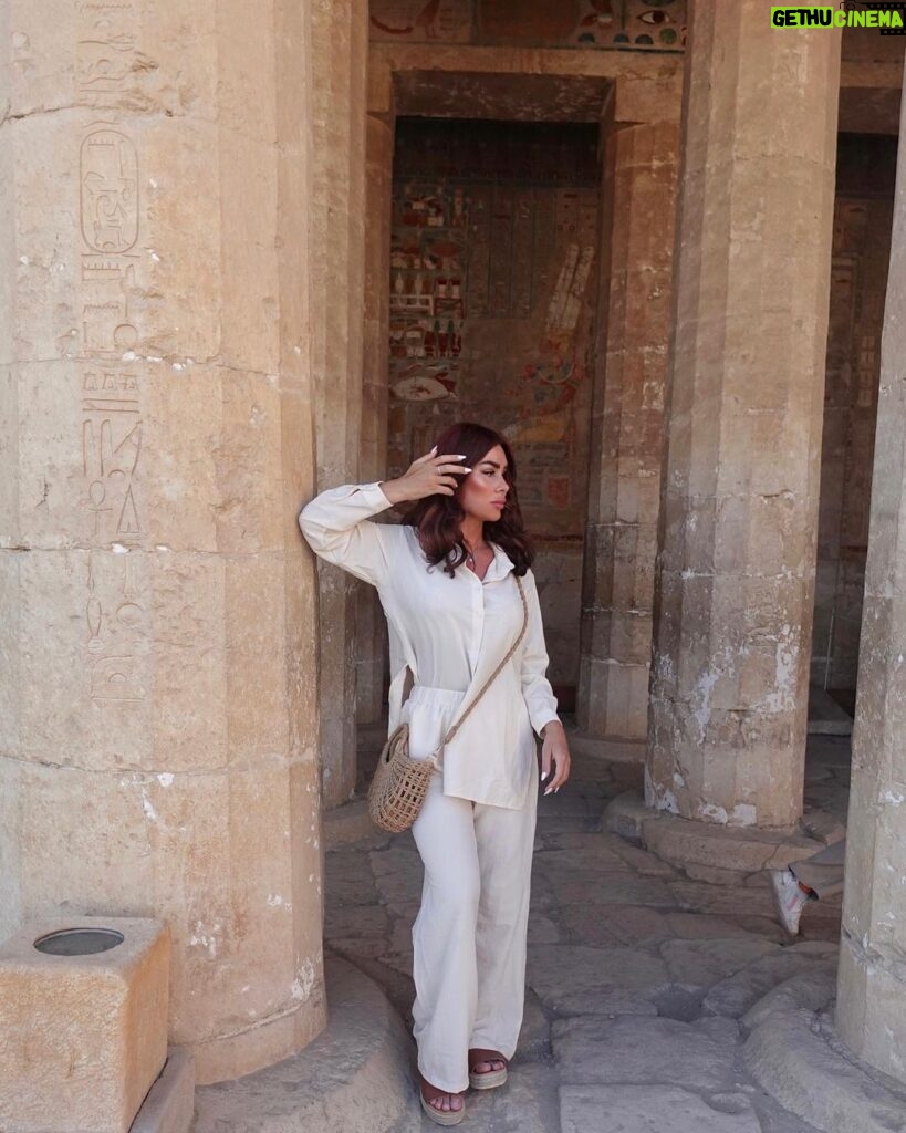 Gabrielle Marion Instagram - Recap de ma première journée de touriste🤠; Première immersion en Égypte antique. Visiter les trésors de Luxor, prendre connaissance des légendes, se laisser envoûter par l’architecture des temples tout en admirant les vestiges de ceux-ci. 🇪🇬⚱️🛕 #egypt #luxor Luxor City, Egypt