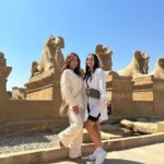 Gabrielle Marion Instagram - Recap de ma première journée de touriste🤠; Première immersion en Égypte antique. Visiter les trésors de Luxor, prendre connaissance des légendes, se laisser envoûter par l’architecture des temples tout en admirant les vestiges de ceux-ci. 🇪🇬⚱️🛕 #egypt #luxor Luxor City, Egypt