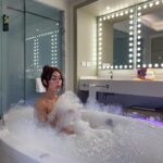 Gabrielle Marion Instagram - POV: tu arrive à ton resort à Mexico et la chose qui t’excite le plus c’est le JACUZZI au milieu de ta chambre 🫧🫢 first things first 👏🏼 Cancún, Quintana Roo