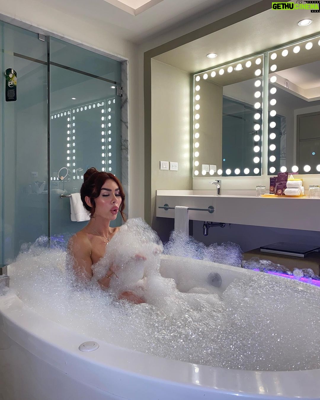 Gabrielle Marion Instagram - POV: tu arrive à ton resort à Mexico et la chose qui t’excite le plus c’est le JACUZZI au milieu de ta chambre 🫧🫢 first things first 👏🏼 Cancún, Quintana Roo