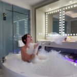 Gabrielle Marion Instagram - POV: tu arrive à ton resort à Mexico et la chose qui t’excite le plus c’est le JACUZZI au milieu de ta chambre 🫧🫢 first things first 👏🏼 Cancún, Quintana Roo