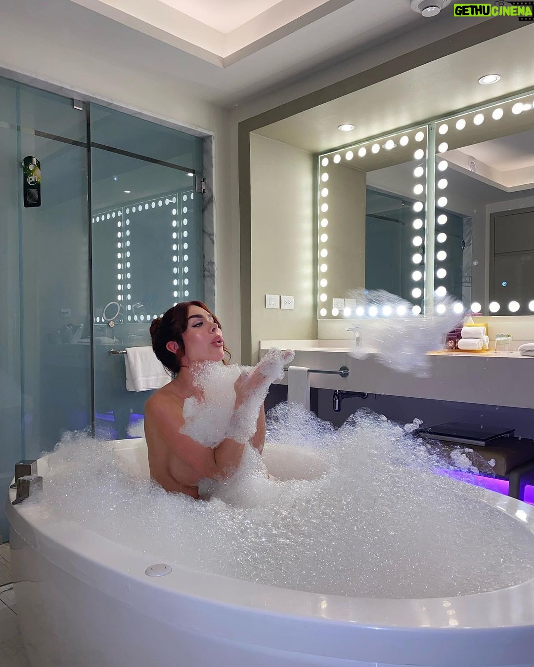 Gabrielle Marion Instagram - POV: tu arrive à ton resort à Mexico et la chose qui t’excite le plus c’est le JACUZZI au milieu de ta chambre 🫧🫢 first things first 👏🏼 Cancún, Quintana Roo