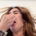 Gabrielle Marion Instagram - J’ai seulement signé pour remettre le nouveau sac moi.. 🤢 #struggle #trash #humour