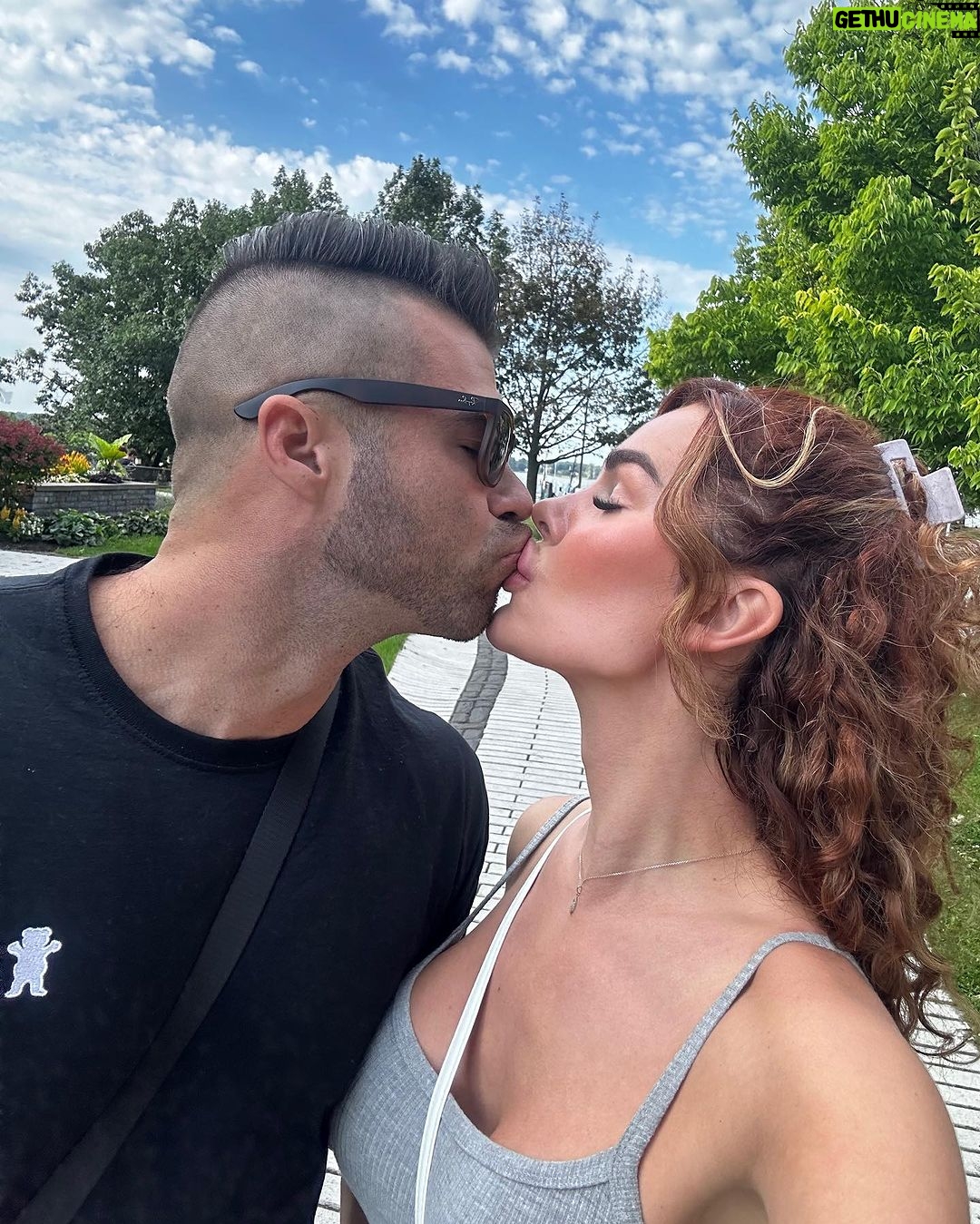 Gabrielle Marion Instagram - Un week-end d’amoureux tout en couleur avec @tripdhumour et @trois_rivieres .📍🥡🎟️ Rire aux éclats, manger comme des cochons et découvrir l’histoire de ce beau coin de pays 🗺️ Merci Trois-Ri!🫶🏼 #tripdhumour #tres3r Trois-Rivières Centre Ville