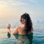 Gabrielle Marion Instagram – Pendant que j’approfondis ma stratégie à @bigbrothercelebrites , je vous partage un petit souvenir de mon dernier voyage à Dubaï hihi 🧐😏🧳 Aura Skypool Dubai