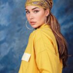 Gabrielle Marion Instagram - Ouinnnnn, est bien belle.. MAIS C’EST CLAIREMENT PAS MOI 😂🥲 On dirait qu’ils ont littéralement pris la face de quelqu’un et on fait des photos mais clairement y’a aucun de mes traits la ☠️🙃 10$ d’in vidange, BYE 👋🏼😂 #aiyearbook