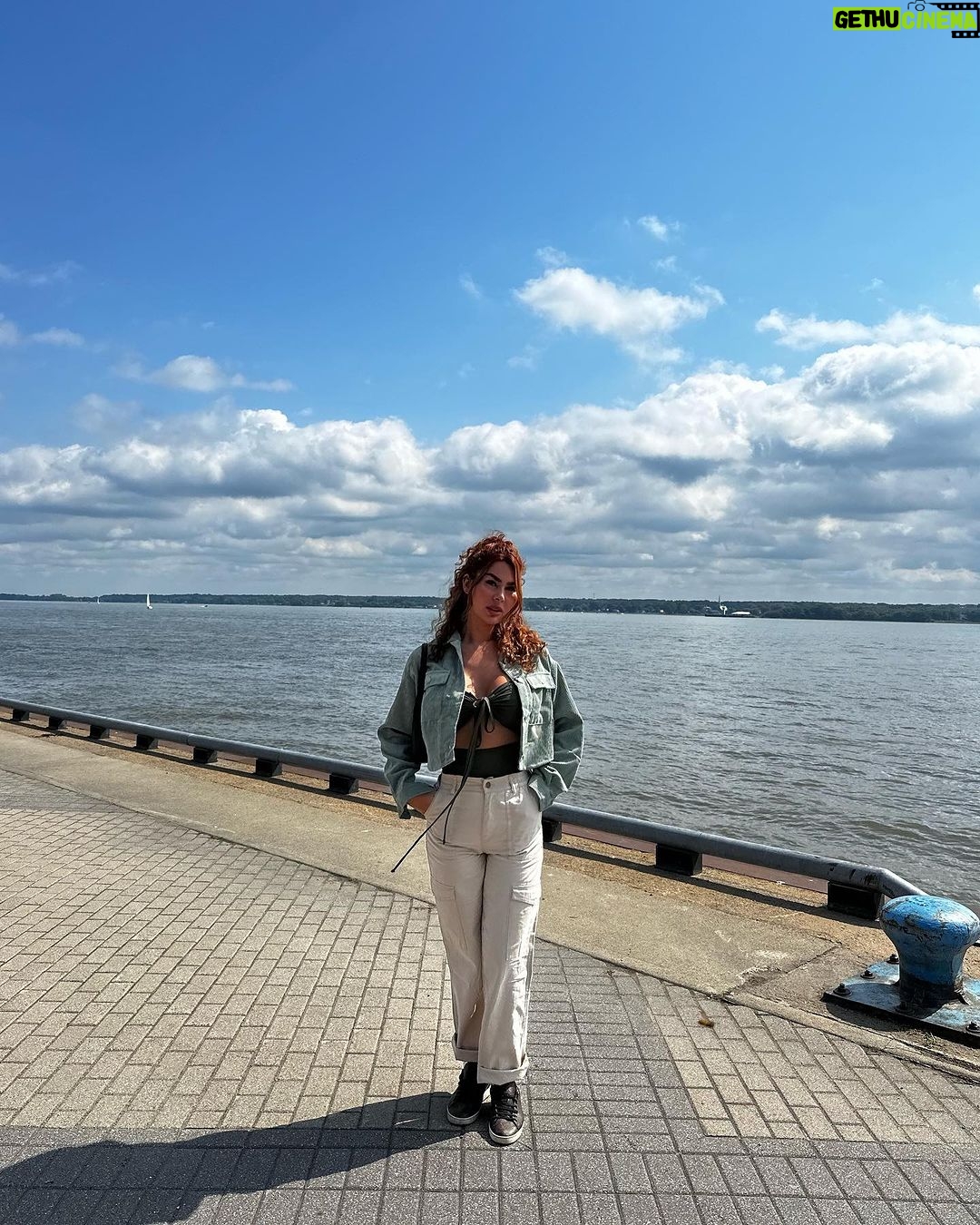 Gabrielle Marion Instagram - Un week-end d’amoureux tout en couleur avec @tripdhumour et @trois_rivieres .📍🥡🎟️ Rire aux éclats, manger comme des cochons et découvrir l’histoire de ce beau coin de pays 🗺️ Merci Trois-Ri!🫶🏼 #tripdhumour #tres3r Trois-Rivières Centre Ville