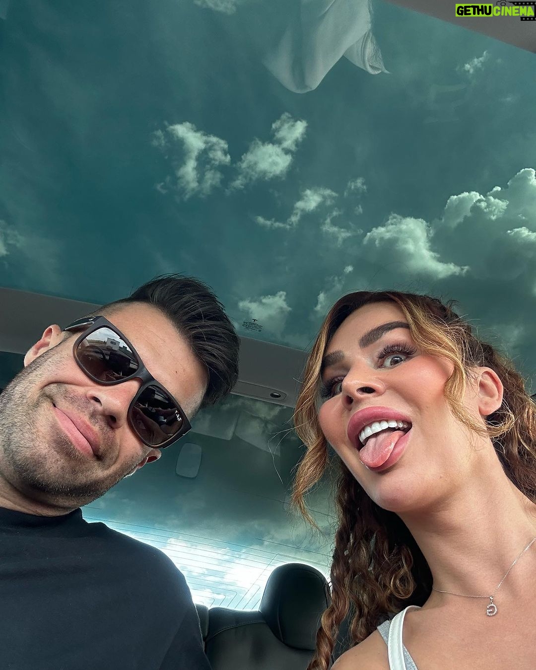 Gabrielle Marion Instagram - Un week-end d’amoureux tout en couleur avec @tripdhumour et @trois_rivieres .📍🥡🎟️ Rire aux éclats, manger comme des cochons et découvrir l’histoire de ce beau coin de pays 🗺️ Merci Trois-Ri!🫶🏼 #tripdhumour #tres3r Trois-Rivières Centre Ville