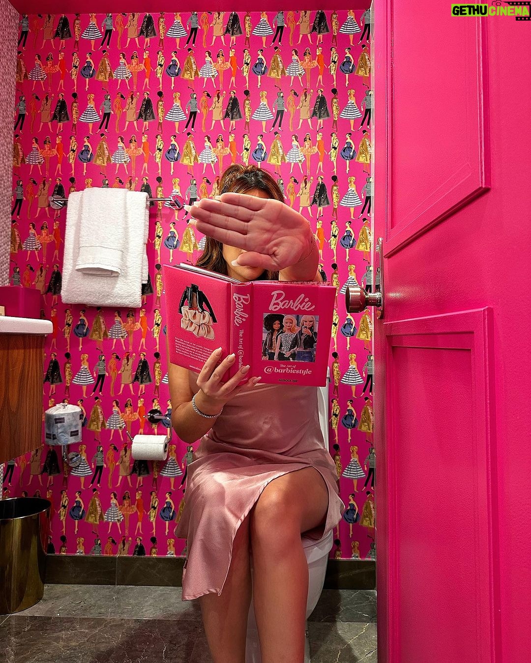 Gabrielle Marion Instagram - Je pourrais passer ma vie sur cette bol quoi ✨🚽💓 #barbiesuite @fairmontqueene @fairmonthotels Fairmont Queen Elizabeth Montreal
