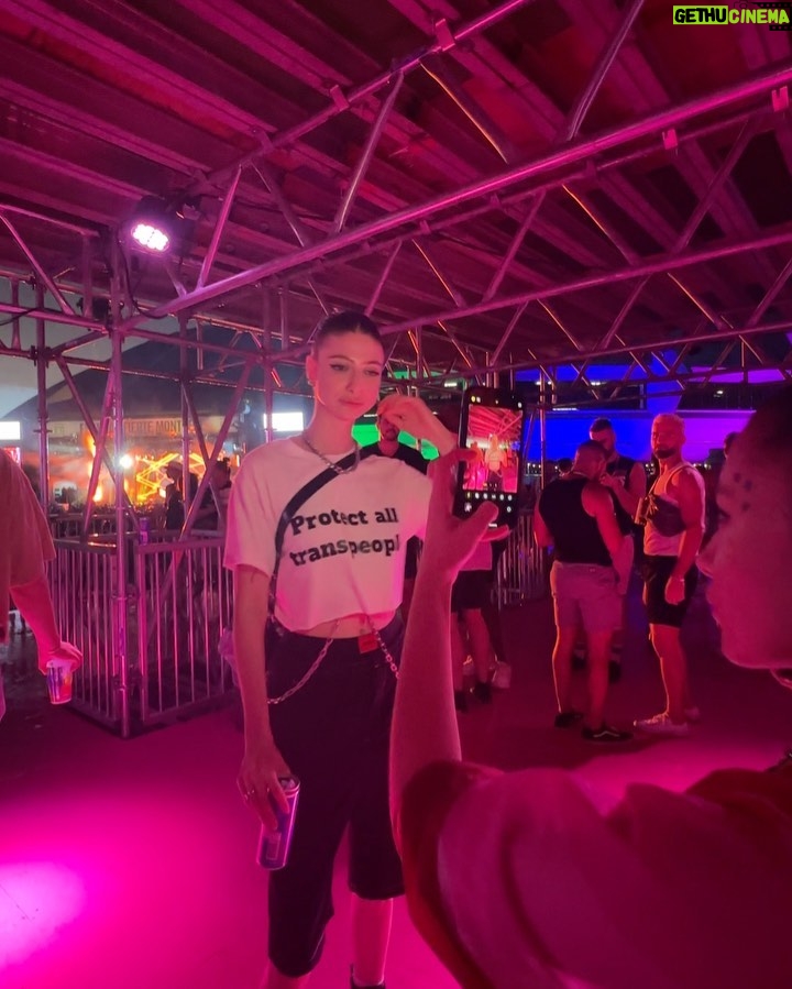 Gabrielle Marion Instagram - Pride was fab 👏🏼🌈 À l’an prochain @fiertemontreal ✨ * @gen_laforce cheering me up sur la dernière slide 😂 Montreal, Quebec