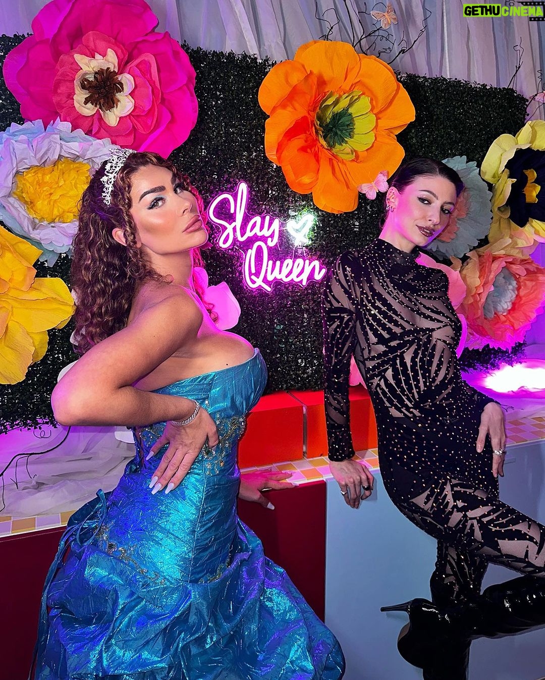 Gabrielle Marion Instagram - Prom queen 👑🏳️⚧️ J’ai fais appel à mes abonnés pour trouver cette robe parfaite des années 2010 pour une soirée thématique 👏🏼 J’avais besoin de vivre le princess feeling que toute les filles vivent quand ces le temps des bals 🥹✨ #promqueen #trans
