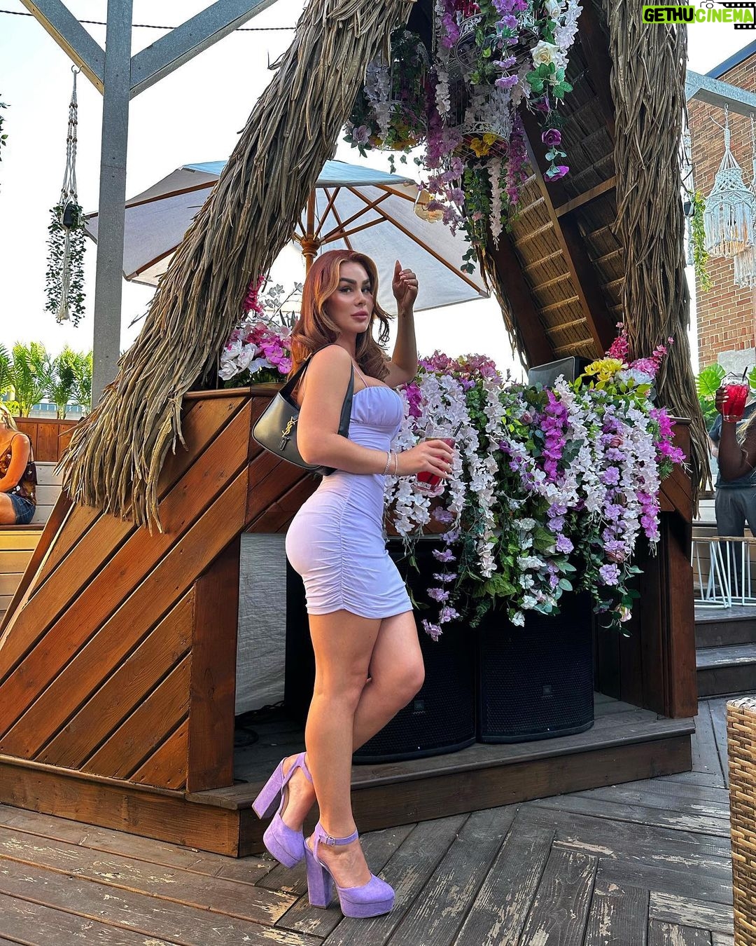 Gabrielle Marion Instagram - Un peu de couleurs dans ton feed hihi 🌸✨ @terrassecielrose 📸 @snapmtl Montreal, Quebec