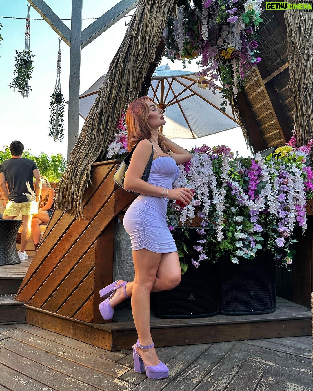 Gabrielle Marion Instagram - Un peu de couleurs dans ton feed hihi 🌸✨ @terrassecielrose 📸 @snapmtl Montreal, Quebec