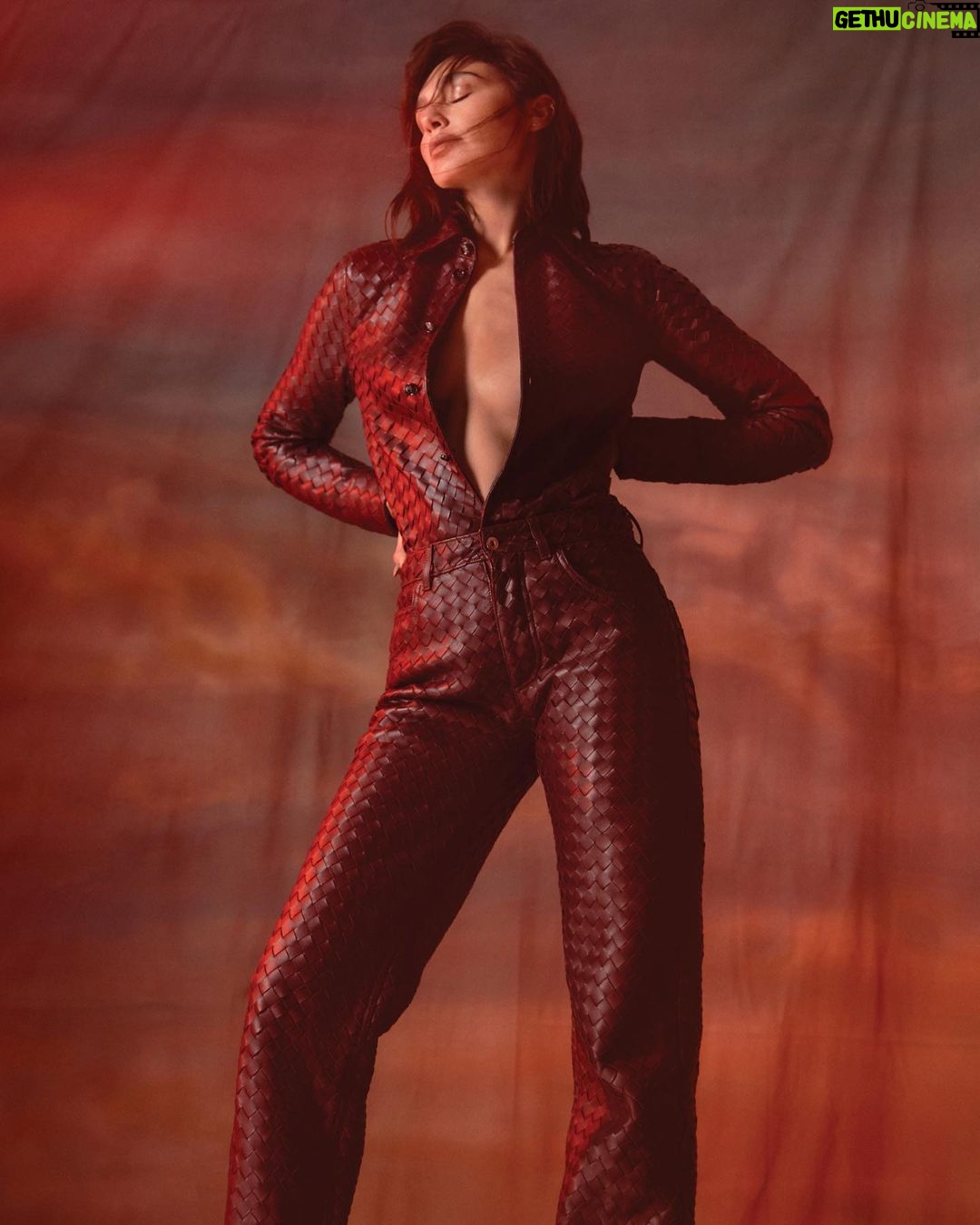 Gal Gadot Instagram - Thank you for having me @FlauntMagazine ❤️🖤 Photographed by @GregSwalesArt Styled by @KarlaWelchStylist wearing @TiffanyandCo Cover: @ferragamo Written by @EAubrey_Writes Hair: @DimitrisHair Makeup: @TyronMachhausen Nails: @Tracy_Clemens Set Designer:@ItsIsaacAaron Flaunt Film: @ShootChevyTyler