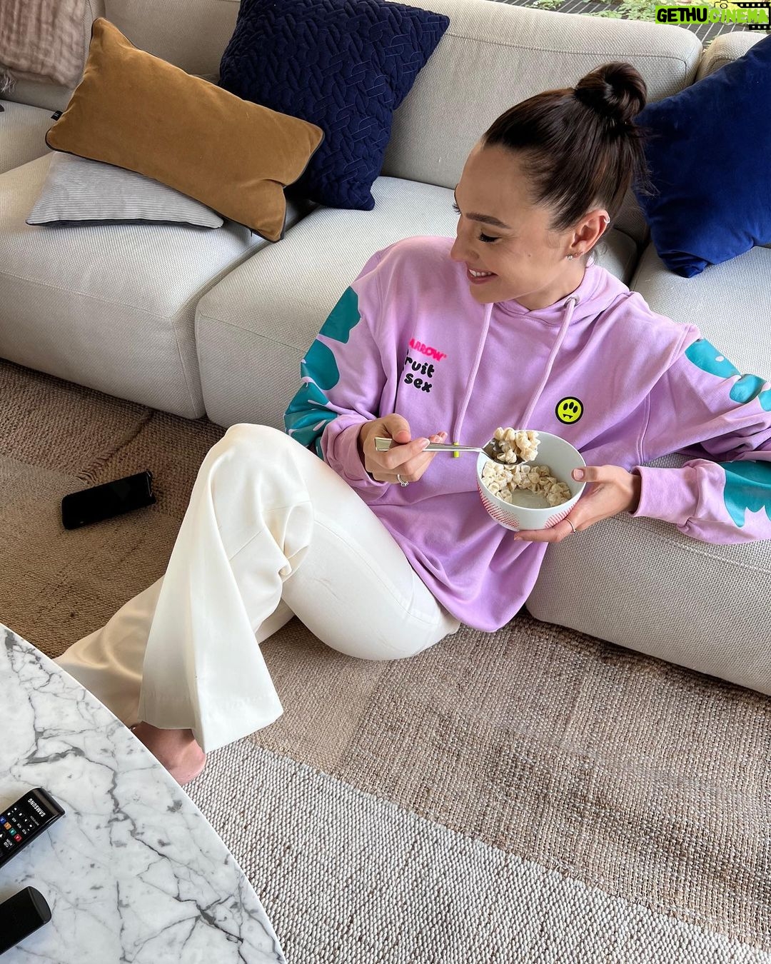 Gal Gadot Instagram - Taking a little "Shella Good" break 🌈 @allgoodles