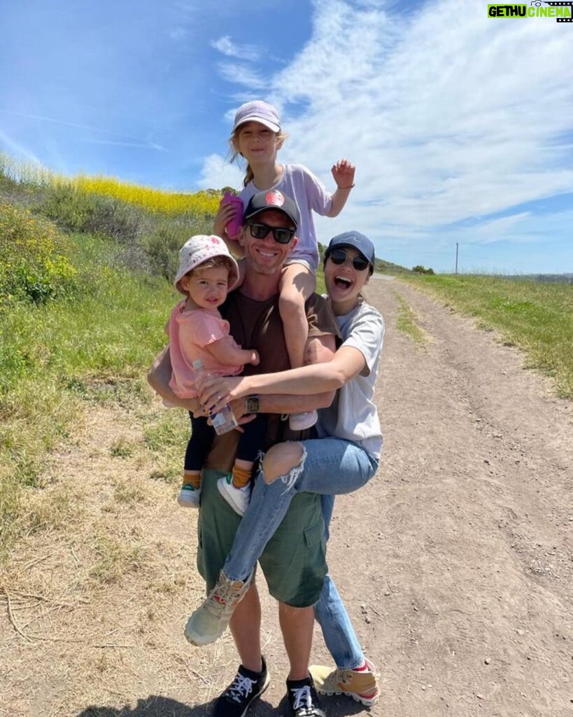 Gal Gadot Instagram - Happy Father’s Day to all awesome dads out there! I’m lucky to have @jaronvarsano as the aba to my daughters. I couldn’t ask for a better role model, fun and funny dad for them. We love you baby, you’re our rock. Our compass and our heart ♥️ #555