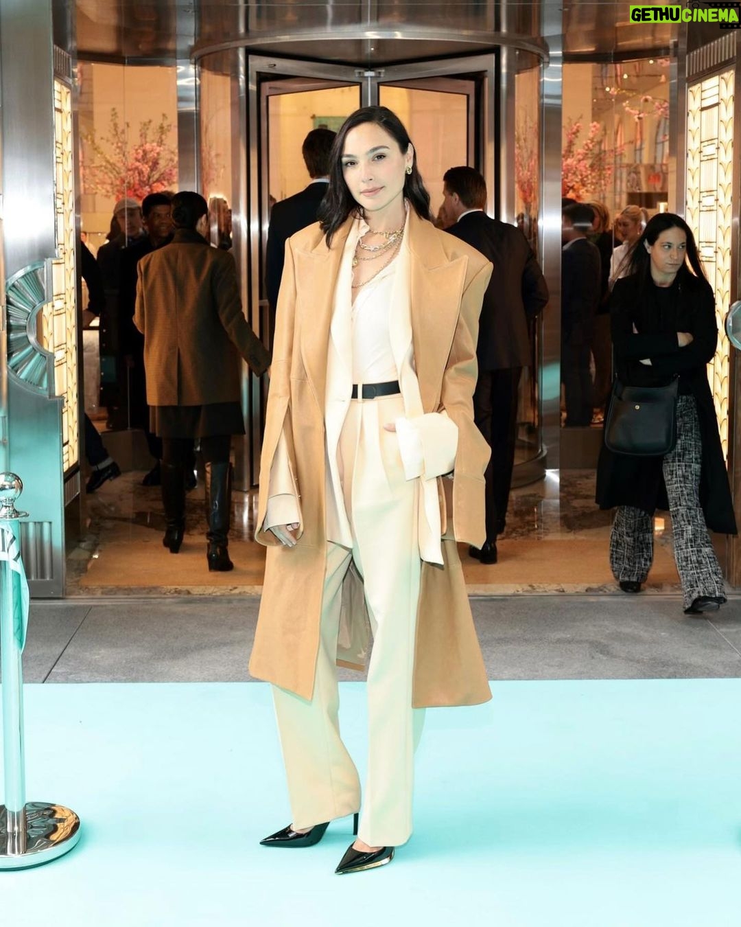 Gal Gadot Instagram - I had the most wonderful morning and had breakfast at @tiffanyandco while they reopened this incredible landmark💎 #TiffanyPartner Styling- @karlawelchstylist Hair - @ryantrygstadhair makeup - @tyronmachhausen Manicure - @enamelle