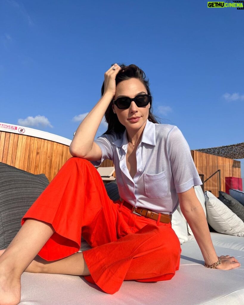 Gal Gadot Instagram - I'm ready for it to be summer again ☀️🧡