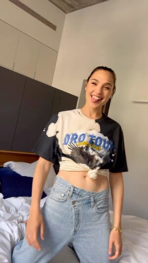 Gal Gadot Instagram - Jump 🛏️😜🤸‍♀️