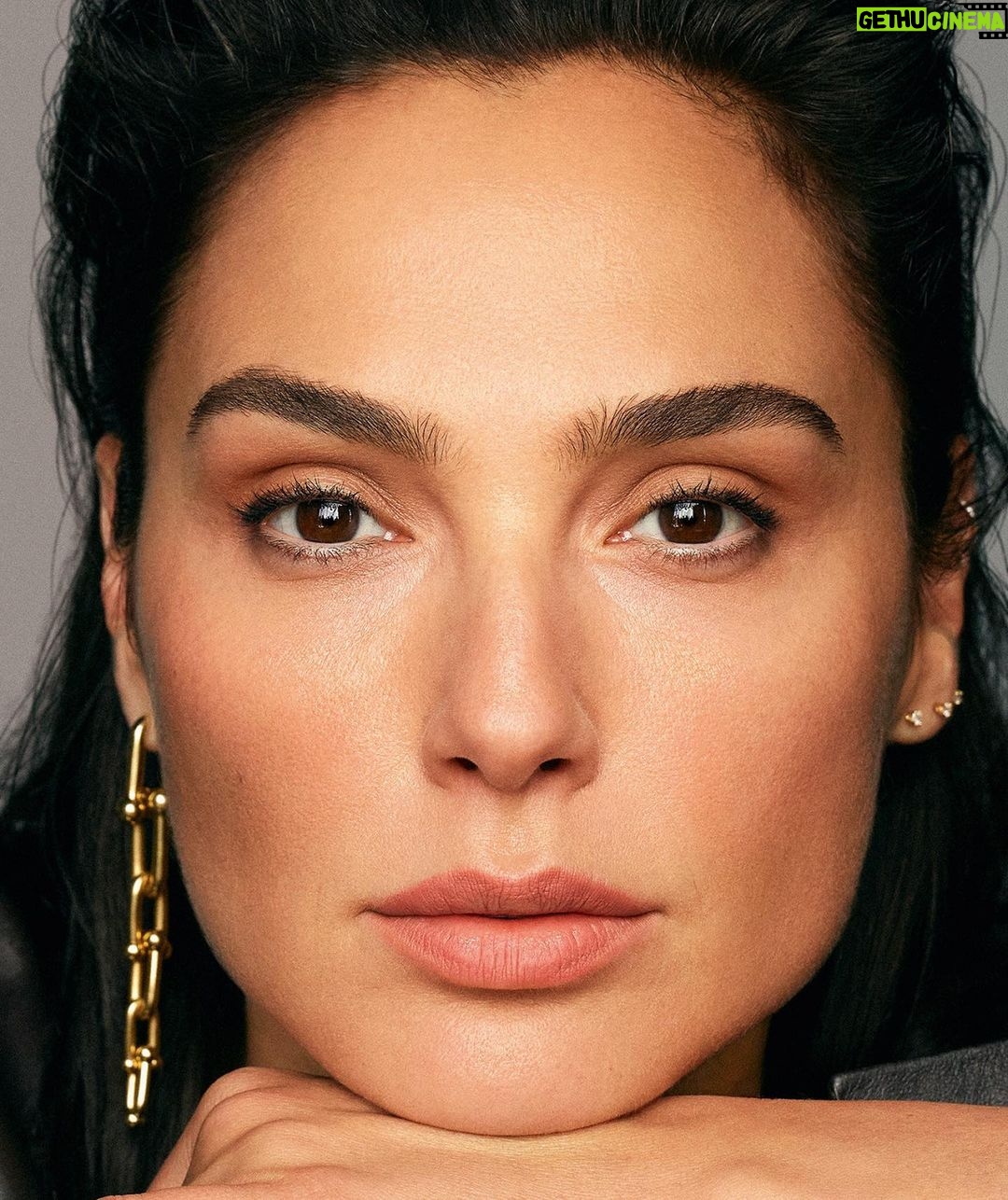 Gal Gadot Instagram - Thanks for having me @s_moda 🖤 Photographer: @thomaswhiteside Styling: @karlawelchstylist assisted by @gracewrightsell Makeup: @sabrinabmakeup Hairstylist: @renatocampora Manicure: @nailsbyshige